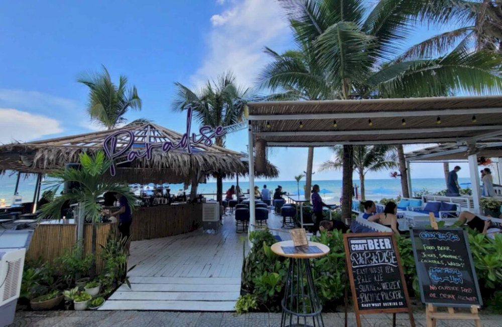 Beautifully vintage or tropical-style bars are ideal hangout spots by the beach
